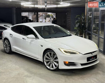 Белый Тесла Модель С, объемом двигателя 0 л и пробегом 61 тыс. км за 15500 $, фото 1 на Automoto.ua