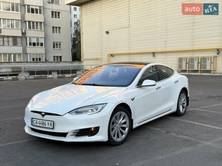 Тесла Модель С 2017 у Черкасах на Automoto.ua Білий Тесла Модель С, об'ємом двигуна 0 л та пробігом 130 тис. км за 21700 $, фото 1 на Automoto.ua