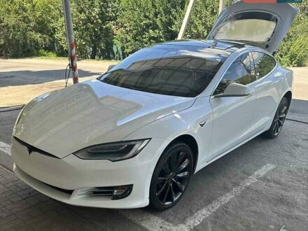 Белый Тесла Модель С, объемом двигателя 0 л и пробегом 107 тыс. км за 14500 $, фото 1 на Automoto.ua