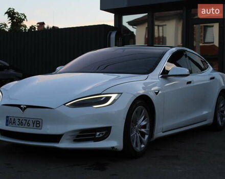 Білий Тесла Модель С, об'ємом двигуна 0 л та пробігом 118 тис. км за 29700 $, фото 1 на Automoto.ua