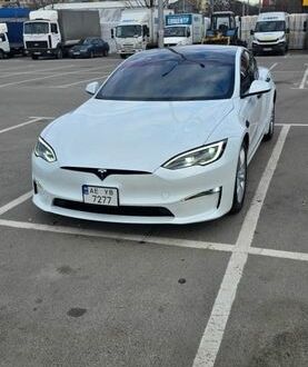 Білий Тесла Модель С, об'ємом двигуна 0 л та пробігом 17 тис. км за 43000 $, фото 1 на Automoto.ua