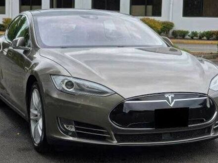 Тесла Модель С 2015 у Сумах на Automoto.ua Бежевий Тесла Модель С, об'ємом двигуна 0 л та пробігом 132 тис. км за 9000 $, фото 1 на Automoto.ua