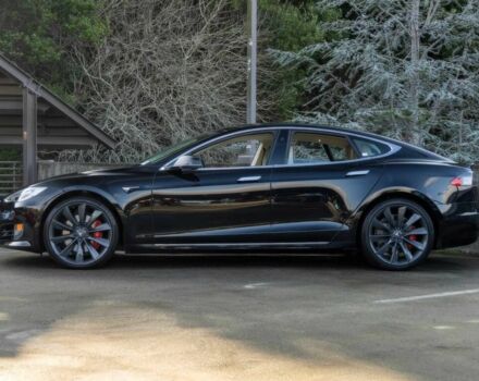 Черный Тесла Модель С, объемом двигателя 0 л и пробегом 66 тыс. км за 9800 $, фото 2 на Automoto.ua