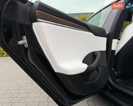 Черный Тесла Модель С, объемом двигателя 0 л и пробегом 1 тыс. км за 48600 $, фото 66 на Automoto.ua