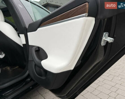 Черный Тесла Модель С, объемом двигателя 0 л и пробегом 1 тыс. км за 48600 $, фото 48 на Automoto.ua