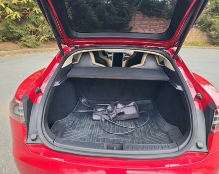 Красный Тесла Модель С, объемом двигателя 0 л и пробегом 76 тыс. км за 9000 $, фото 13 на Automoto.ua