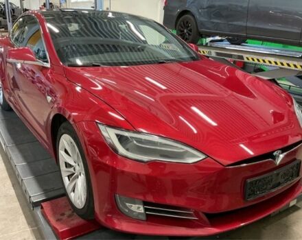Красный Тесла Модель С, объемом двигателя 0 л и пробегом 160 тыс. км за 15900 $, фото 1 на Automoto.ua