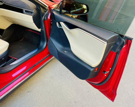 Червоний Тесла Модель С, об'ємом двигуна 0 л та пробігом 80 тис. км за 12800 $, фото 36 на Automoto.ua