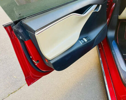 Червоний Тесла Модель С, об'ємом двигуна 0 л та пробігом 80 тис. км за 12800 $, фото 32 на Automoto.ua