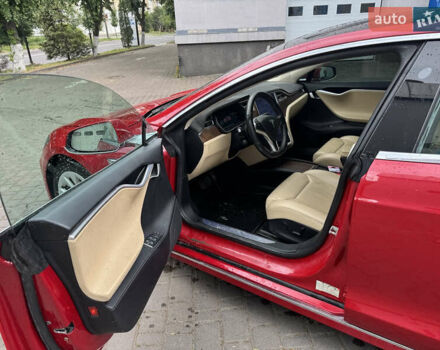 Красный Тесла Модель С, объемом двигателя 0 л и пробегом 104 тыс. км за 18500 $, фото 6 на Automoto.ua
