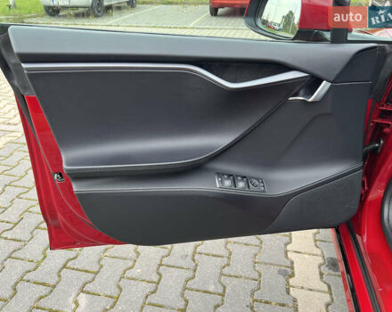 Красный Тесла Модель С, объемом двигателя 0 л и пробегом 98 тыс. км за 29000 $, фото 16 на Automoto.ua