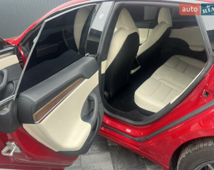 Красный Тесла Модель С, объемом двигателя 0 л и пробегом 80 тыс. км за 36900 $, фото 4 на Automoto.ua