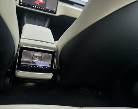 Красный Тесла Модель С, объемом двигателя 0 л и пробегом 55 тыс. км за 51000 $, фото 11 на Automoto.ua