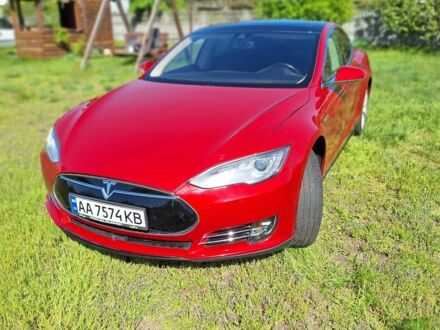 Тесла Модель С 2015 в Киеве на Automoto.ua Красный Тесла Модель С, объемом двигателя 0 л и пробегом 73 тыс. км за 18520 $, фото 1 на Automoto.ua