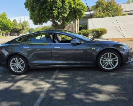 Серый Тесла Модель С, объемом двигателя 0 л и пробегом 77 тыс. км за 10000 $, фото 4 на Automoto.ua