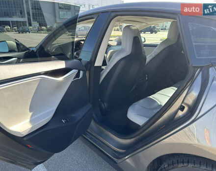Серый Тесла Модель С, объемом двигателя 0 л и пробегом 148 тыс. км за 33900 $, фото 12 на Automoto.ua