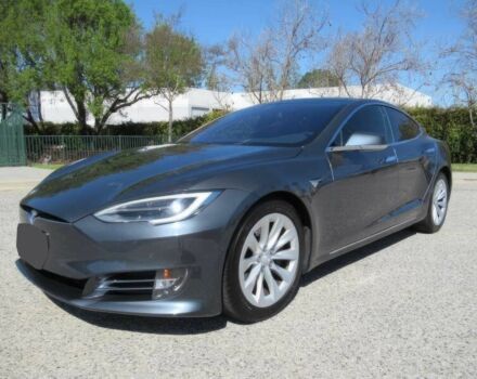 Серый Тесла Модель С, объемом двигателя 0 л и пробегом 54 тыс. км за 11000 $, фото 2 на Automoto.ua