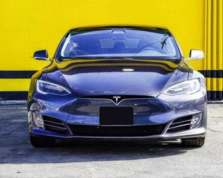 Серый Тесла Модель С, объемом двигателя 0 л и пробегом 54 тыс. км за 13000 $, фото 1 на Automoto.ua