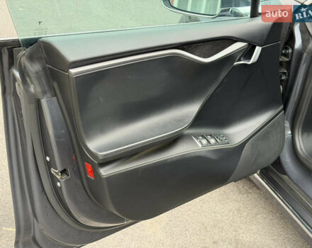 Серый Тесла Модель С, объемом двигателя 0 л и пробегом 68 тыс. км за 23999 $, фото 35 на Automoto.ua