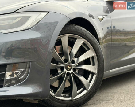 Серый Тесла Модель С, объемом двигателя 0 л и пробегом 68 тыс. км за 23999 $, фото 4 на Automoto.ua