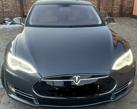 Серый Тесла Модель С, объемом двигателя 0 л и пробегом 136 тыс. км за 10000 $, фото 1 на Automoto.ua