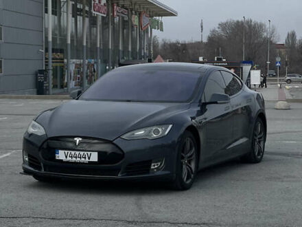 Серый Тесла Модель С, объемом двигателя 0 л и пробегом 149 тыс. км за 14500 $, фото 1 на Automoto.ua
