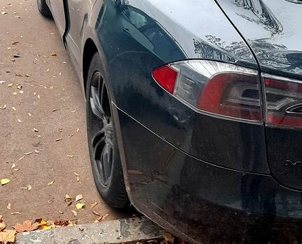 Зеленый Тесла Модель С, объемом двигателя 0 л и пробегом 231 тыс. км за 13800 $, фото 2 на Automoto.ua