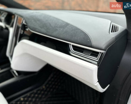 Белый Тесла Модель Х, объемом двигателя 0 л и пробегом 45 тыс. км за 26000 $, фото 48 на Automoto.ua