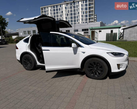 Белый Тесла Модель Х, объемом двигателя 0 л и пробегом 75 тыс. км за 24999 $, фото 13 на Automoto.ua