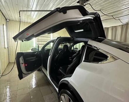 Белый Тесла Модель Х, объемом двигателя 0 л и пробегом 118 тыс. км за 21500 $, фото 7 на Automoto.ua