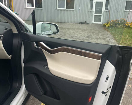 Белый Тесла Модель Х, объемом двигателя 0 л и пробегом 99 тыс. км за 20990 $, фото 16 на Automoto.ua