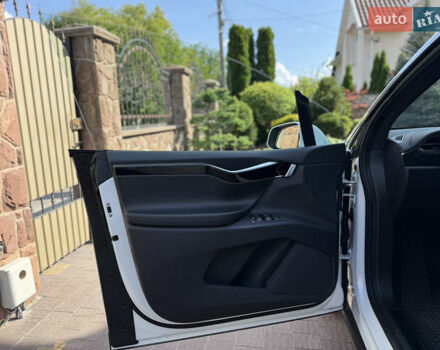 Белый Тесла Модель Х, объемом двигателя 0 л и пробегом 112 тыс. км за 31519 $, фото 25 на Automoto.ua
