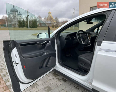 Белый Тесла Модель Х, объемом двигателя 0 л и пробегом 112 тыс. км за 31580 $, фото 35 на Automoto.ua