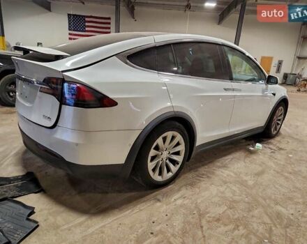 Белый Тесла Модель Х, объемом двигателя 0 л и пробегом 100 тыс. км за 7650 $, фото 2 на Automoto.ua