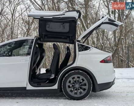 Белый Тесла Модель Х, объемом двигателя 0 л и пробегом 220 тыс. км за 19700 $, фото 10 на Automoto.ua