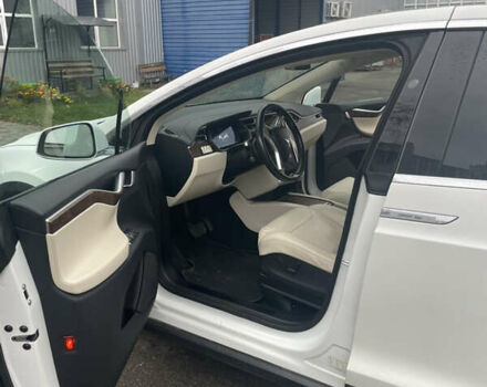 Белый Тесла Модель Х, объемом двигателя 0 л и пробегом 99 тыс. км за 20990 $, фото 19 на Automoto.ua