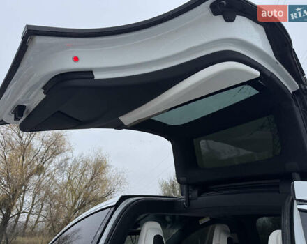 Белый Тесла Модель Х, объемом двигателя 0 л и пробегом 100 тыс. км за 22999 $, фото 27 на Automoto.ua