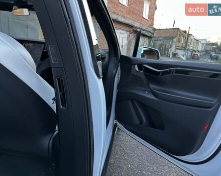 Белый Тесла Модель Х, объемом двигателя 0 л и пробегом 127 тыс. км за 29900 $, фото 8 на Automoto.ua
