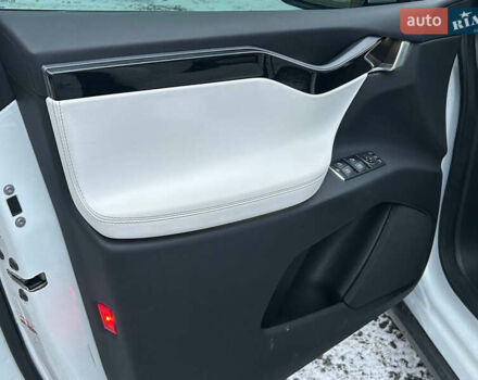 Белый Тесла Модель Х, объемом двигателя 0 л и пробегом 72 тыс. км за 27800 $, фото 11 на Automoto.ua