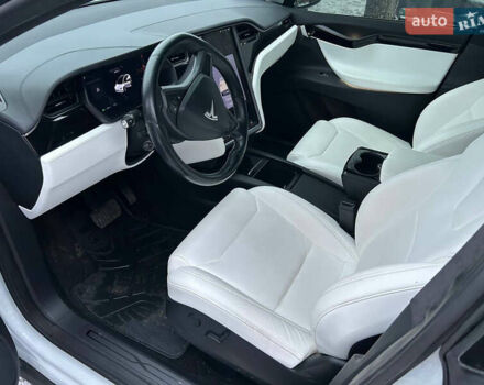 Белый Тесла Модель Х, объемом двигателя 0 л и пробегом 72 тыс. км за 27800 $, фото 10 на Automoto.ua