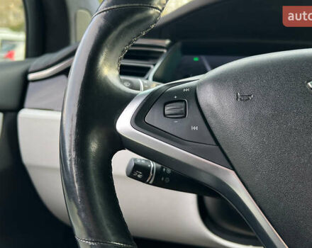 Белый Тесла Модель Х, объемом двигателя 0 л и пробегом 72 тыс. км за 40650 $, фото 9 на Automoto.ua