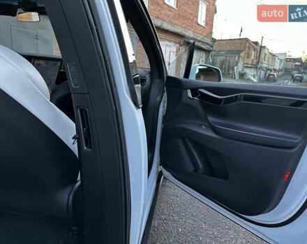 Белый Тесла Модель Х, объемом двигателя 0 л и пробегом 127 тыс. км за 29900 $, фото 9 на Automoto.ua
