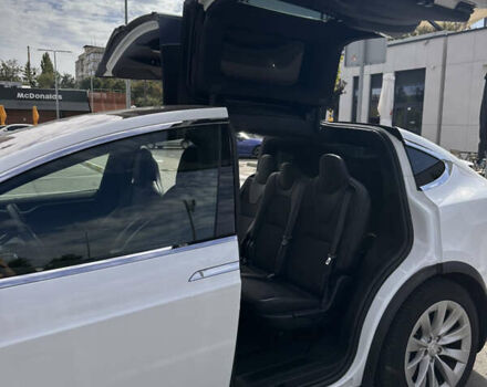 Белый Тесла Модель Х, объемом двигателя 0 л и пробегом 48 тыс. км за 26000 $, фото 4 на Automoto.ua