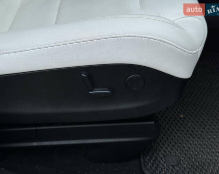 Белый Тесла Модель Х, объемом двигателя 0 л и пробегом 100 тыс. км за 22999 $, фото 44 на Automoto.ua