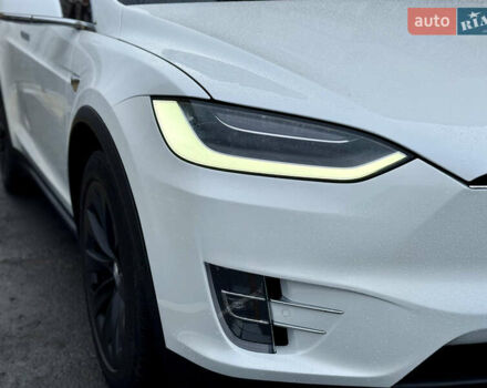 Белый Тесла Модель Х, объемом двигателя 0 л и пробегом 93 тыс. км за 33500 $, фото 11 на Automoto.ua