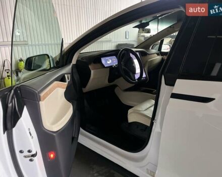 Белый Тесла Модель Х, объемом двигателя 0 л и пробегом 199 тыс. км за 28500 $, фото 4 на Automoto.ua