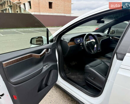 Белый Тесла Модель Х, объемом двигателя 0 л и пробегом 93 тыс. км за 33000 $, фото 27 на Automoto.ua