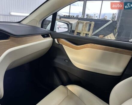 Белый Тесла Модель Х, объемом двигателя 0 л и пробегом 199 тыс. км за 28500 $, фото 9 на Automoto.ua