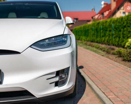 Белый Тесла Модель Х, объемом двигателя 0 л и пробегом 46 тыс. км за 39500 $, фото 7 на Automoto.ua