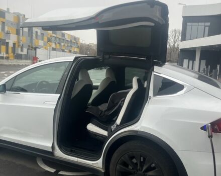 Белый Тесла Модель Х, объемом двигателя 0 л и пробегом 174 тыс. км за 29900 $, фото 2 на Automoto.ua